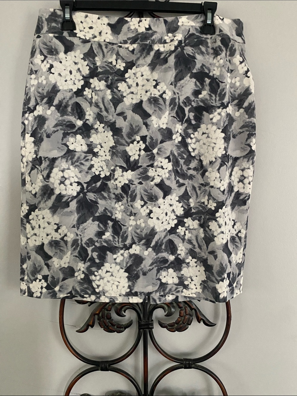 Talbots Gray & White Floral Pencil Skirt